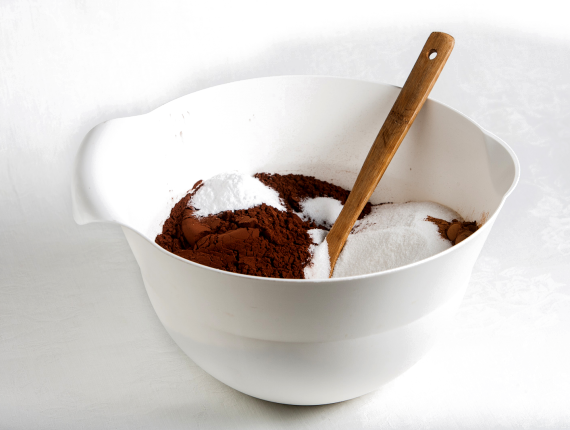 Tort cu ciocolată și cremă de iaurt îmbrăcat în ciocolată neagră
