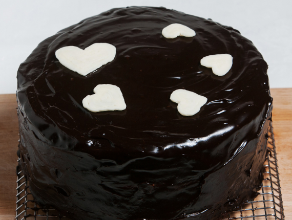 Tort cu ciocolată și cremă de iaurt îmbrăcat în ciocolată neagră