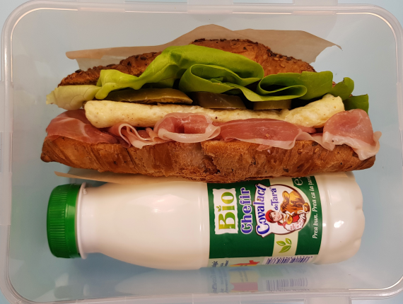 5 idei de pachet pentru serviciu - Sandwich in croissant  (1 portie, aprox 7 minute)