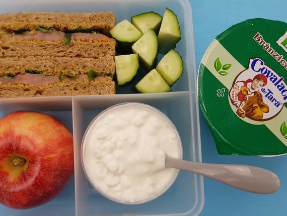 5 idei de pachetel pentru scoala cu lactate Covalact de Tara - Sandwich cu somon afumat.